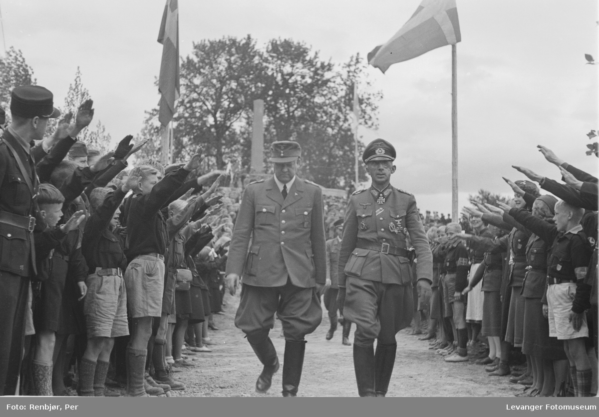 Fra Nasjonal Samlings riksmøte, på Stiklestad 1944. Barne- og ungdomshirden hilser Quisling og generalløytnant Ludwig Wolff befalshaver i Midt-Norge.