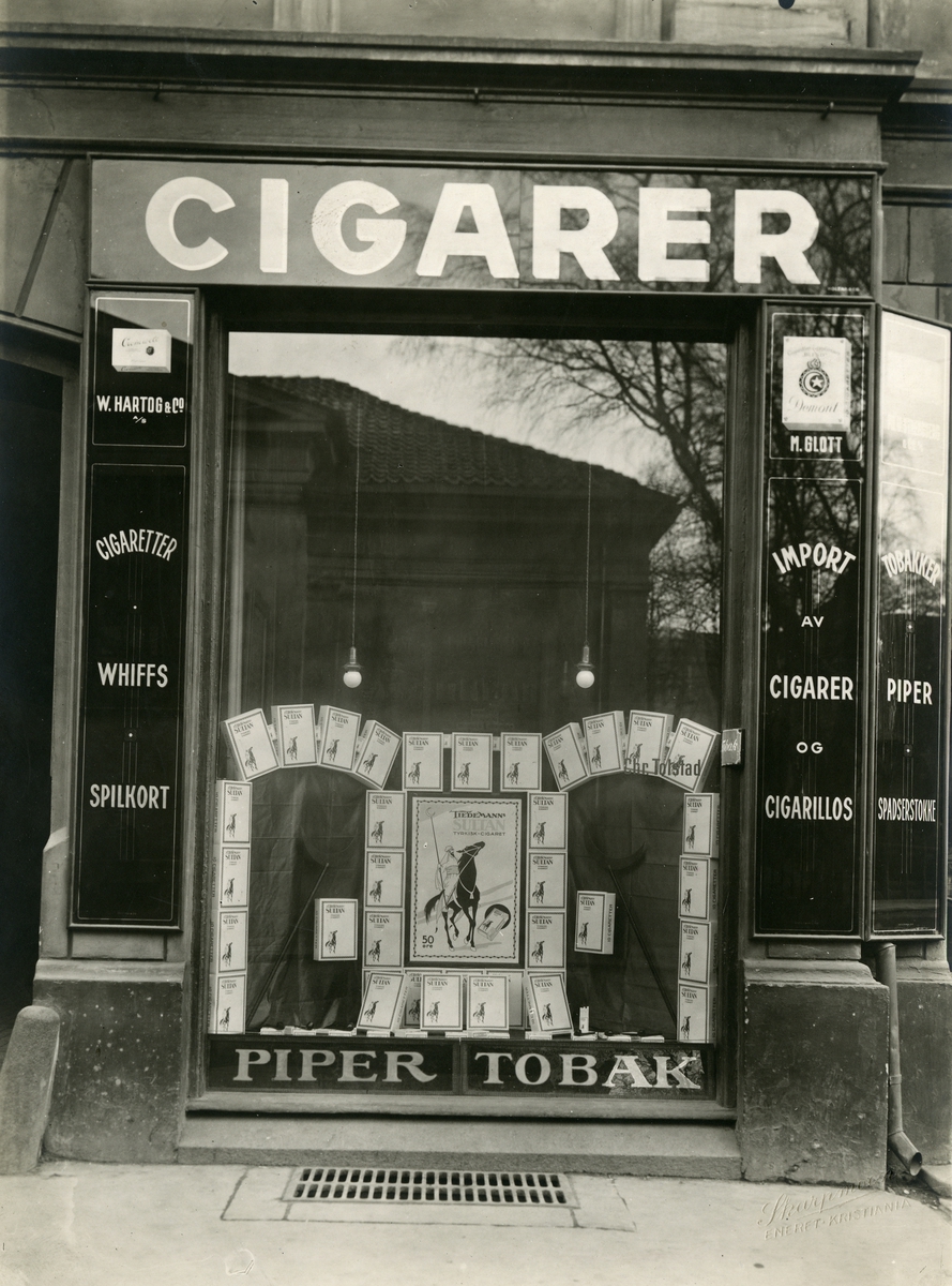 Vindusutstilling med reklame for Tiedemanns Sultan sigaretter.