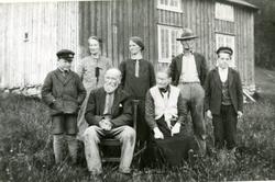 Anton Pedersen og Marie Halvorsdatter med barn og barnebarn