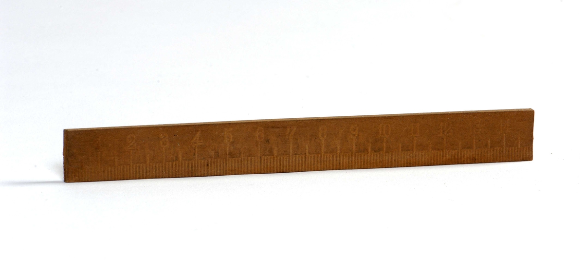 Enkel trelinjal, med millimeter- og centimetermål og tal felt ned.