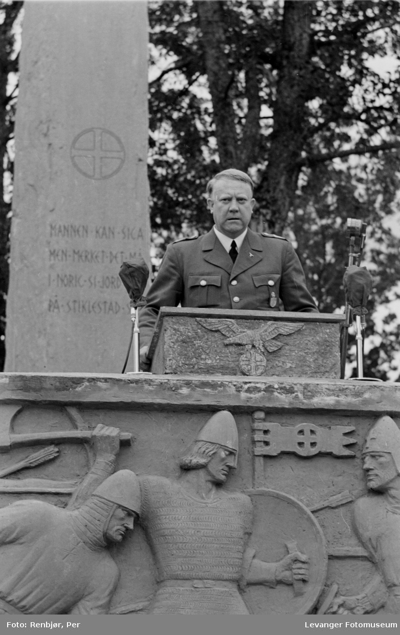 Vidkun Quisling taler foran bautaen. Fra Nasjonal Samlings stevne, riksmøte, på Stiklestad 1944.