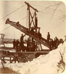 Kirkenes bru. Arbeidslag i sving under bygging av Kirkenes b