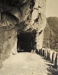Tunnelparti  og veg med stabbesteinsrekkverk ved Jøssingfjor