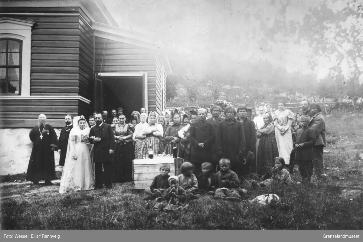 Bryllup hos presten Stjsjekoldin i Boris Gleb aug. 1897. Til venstre prest Konstantin Stjsjekoldin. Bruden er Stjsjekoldins yngste datter Anna.