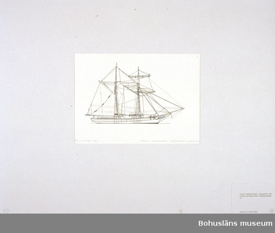 Montering/ram: Passepartout av tunn grå kartong; 55 x 66 cm, Fransk bankfiskeskonare, Champenoise från Granville, för fiske på
New Foundlandsbankarna.
Övrig historik se UM72.26.001.