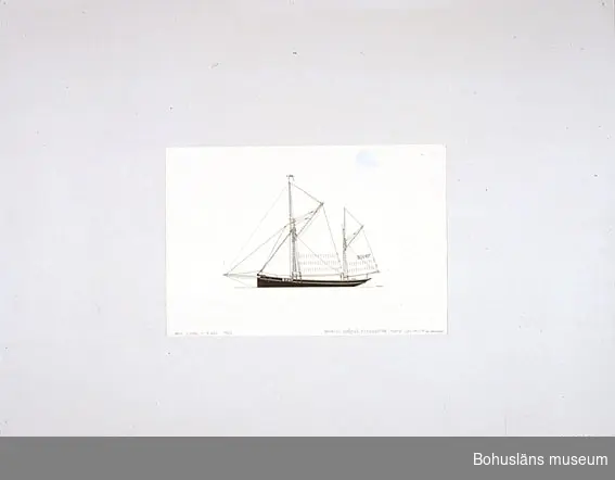 Montering/ram: Passepartout av tunn grå kartong; 55 x 66 cm, Seglande fiskekutter, trawlare, från Englands ostkust, Brixham 67,
Home Security.
Övrig historik se UM72.26.001.