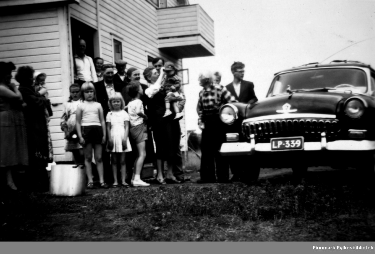Fotografi av slektninger på besøk i Pasvik hos familien Stenbakk. Slektningene kom fra Inari, Finland. Datert 1960.