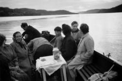 Båttur på Langfjordvannet, Namdalen i 1954. Til venstre fami