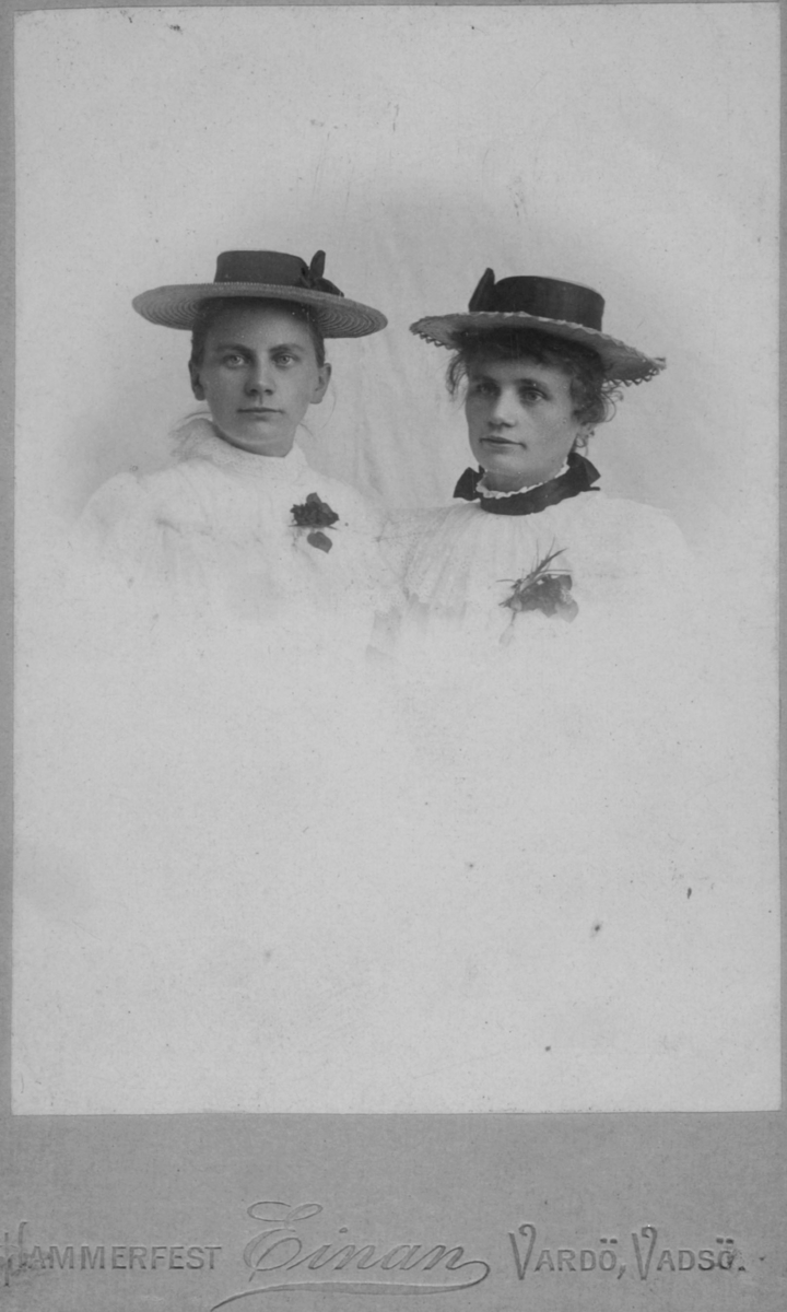 Portrett av to unge kvinner, fra venstre: Helga og Emilie Michaelsen. De var døtre av havnefogd og tollbetjent i Vadsø Michael Julius Michaelsen og hustru Petrine Pauline