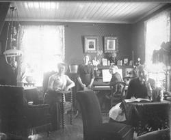 Fire kvinner fotografert i en pent møblert stue.