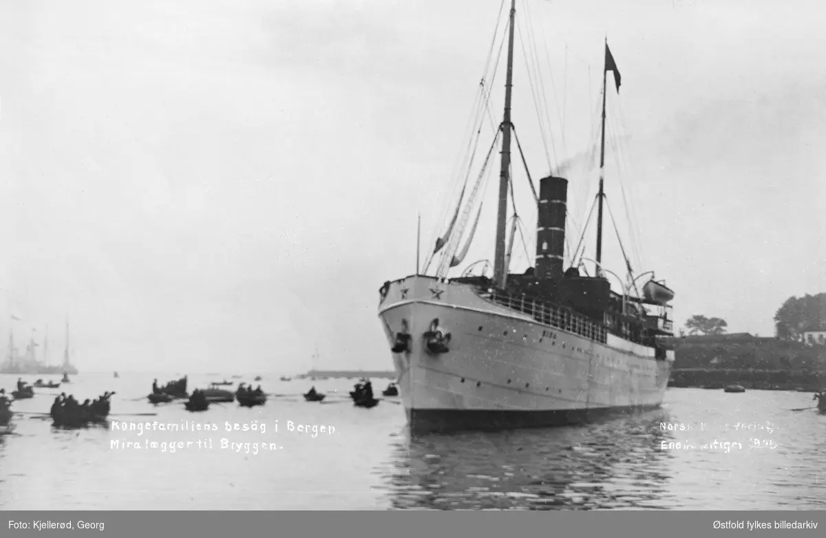 Kongebesøk i Bergen 1906. 
Båten DS Mira, tilhørende  Det Bergenske Dampskibsselskab, skal legge til ved Bryggen i Bergen.