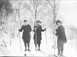 Tre kvinner på skitur.