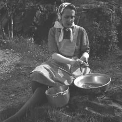 Aase Randi Jacobsen sitter i foreldrenes hage og skreller po