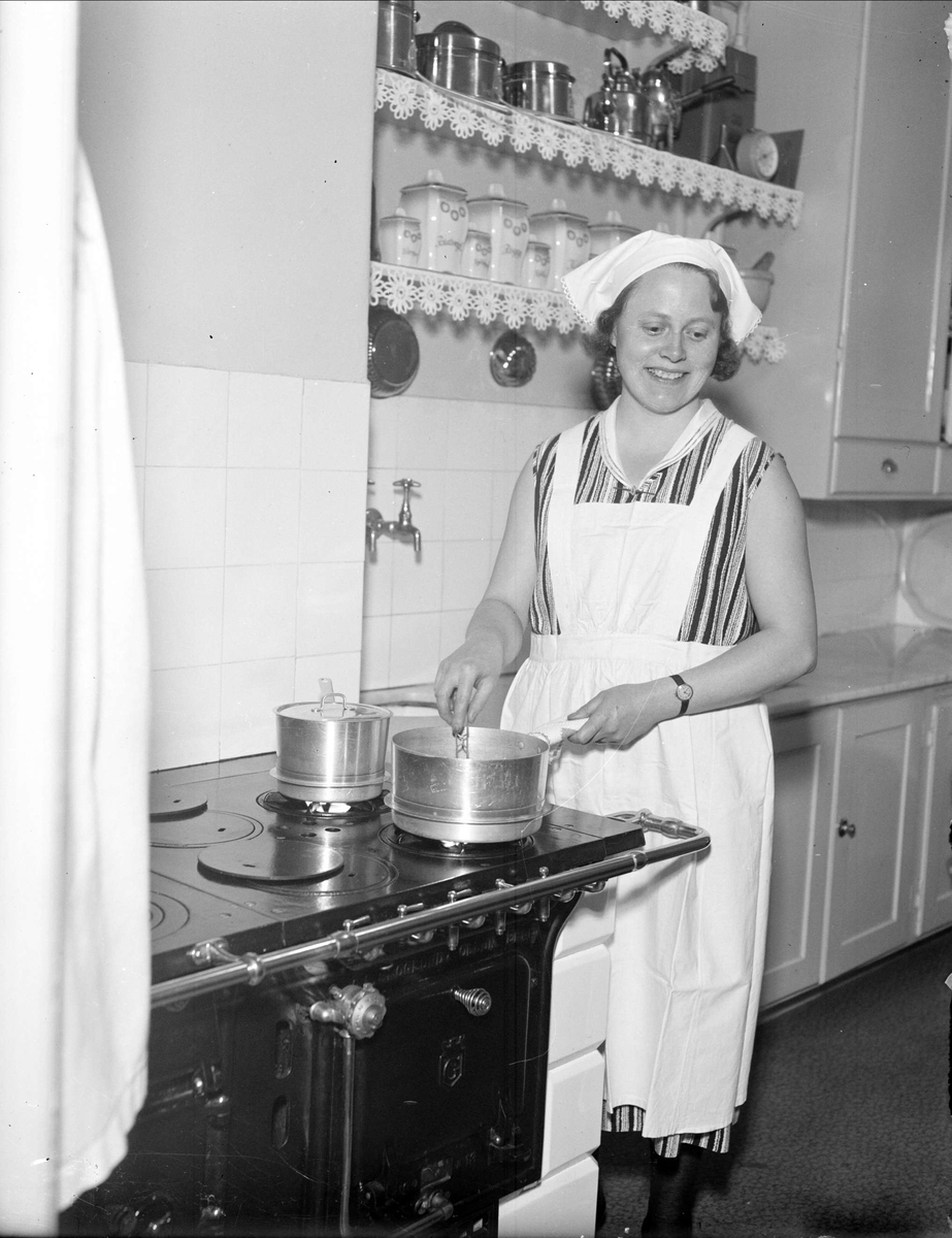 Karin Krantz vid spisen, beställt av veckotidningen Husmodern, Uppsala 1930-tal
