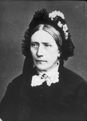 Studioportrett av kvinne i kvartfigur.