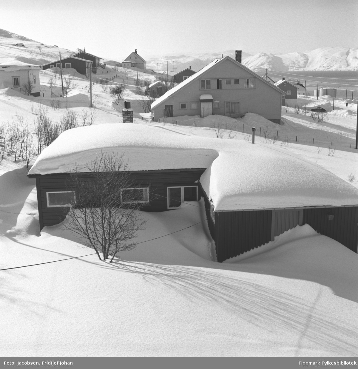 Fotografi tatt fra Arne Nakkens hus i Rypefjord mot Stornes. Nærmest ligger Fridtjof og Aase Jacobsens hytte.