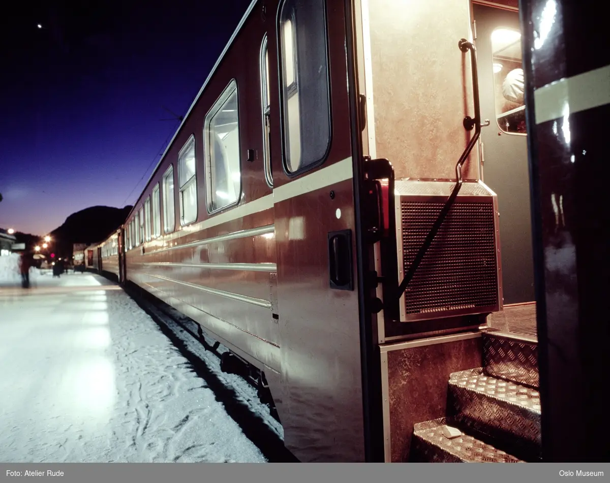 Finse jernbanestasjon, togsett, perrong, nattemørke, snø