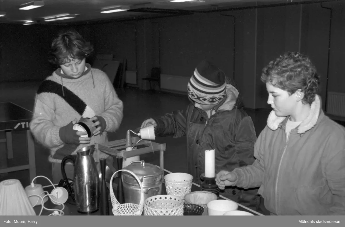 Loppmarknad på Almåshallen i Lindome, år 1985. "Loppis är kul tyckte Tom och Magnus Andersson samt Bo Gunnar Bergman."

För mer information om bilden se under tilläggsinformation.