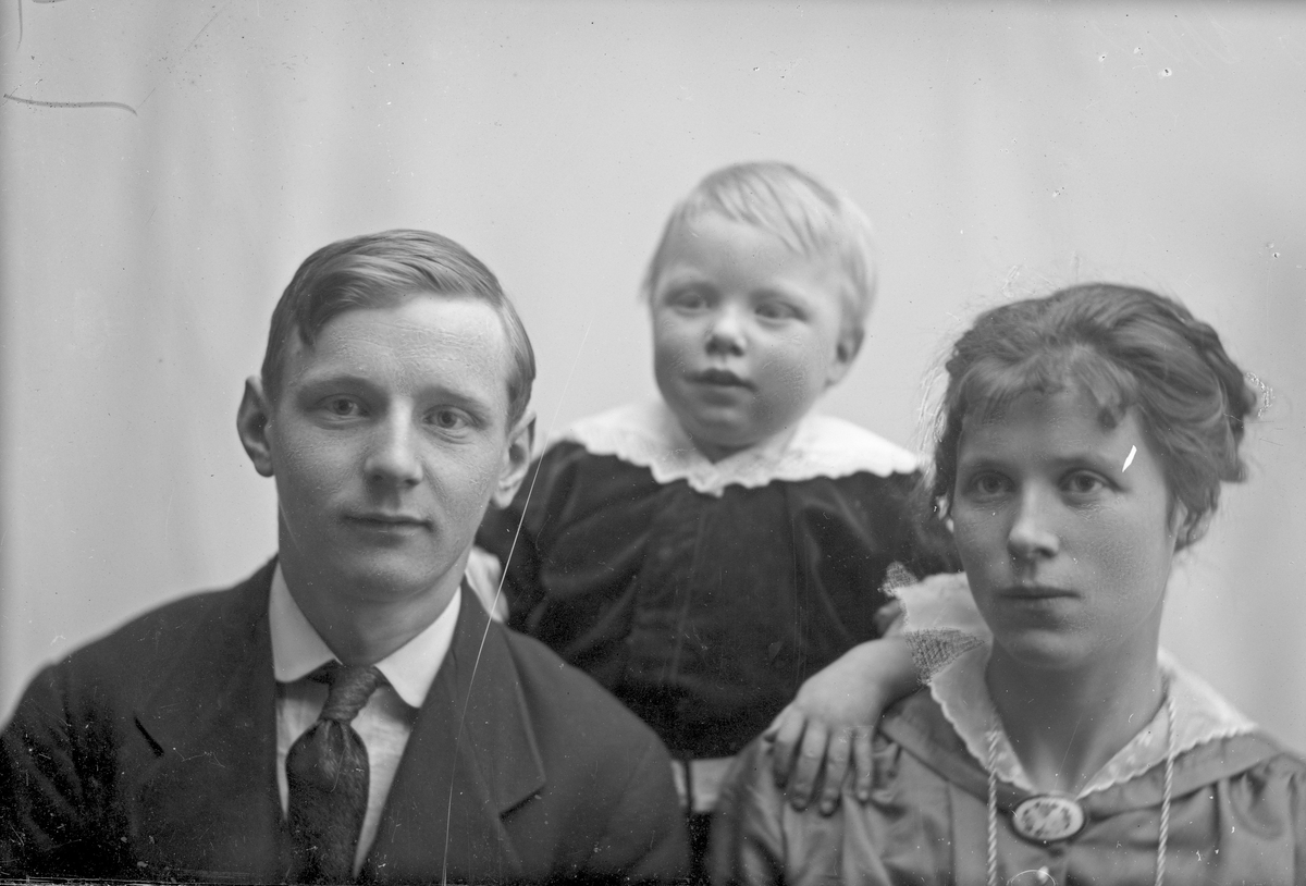 Familiebilde av Jacob Odland med kone og barn.