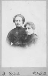 Portrett halvfigur av to unge kvinner, Olga Marie Pedersen (