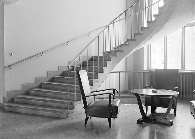 Kanslihuset med stora trappan på F 3 Malmen, 1941. Interiör.