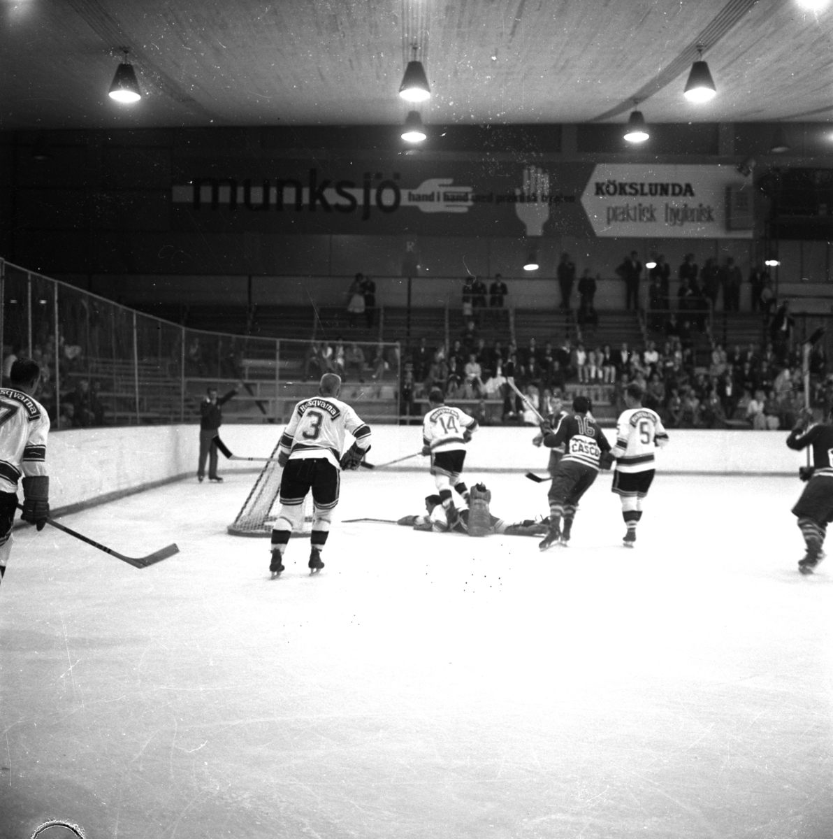 Ishockey i Rosenlundshallen i Jönköping den 1 augusti på 1960-talet.