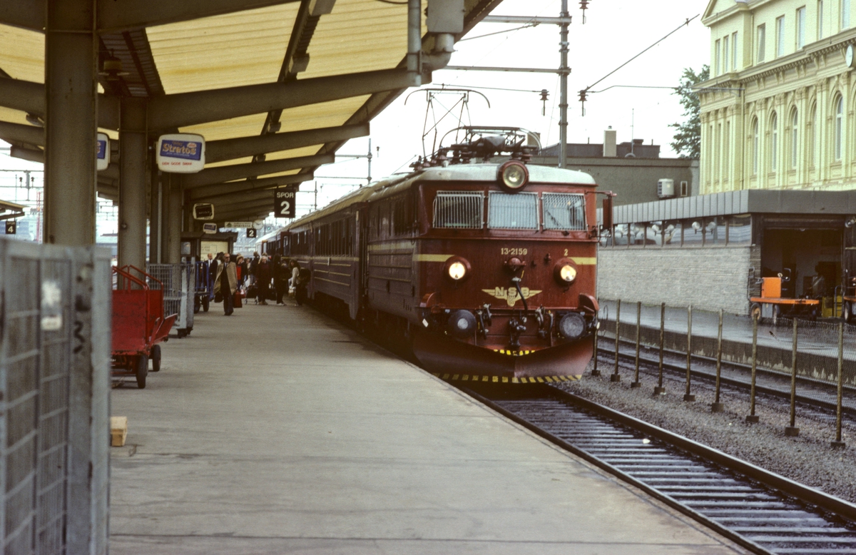 NSB ekspresstog 44 Trondheim - Oslo S med elektrisk lokomotiv El 13 2159 og vogner type 5.