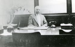 Ingvald A. Røsok på kontoret