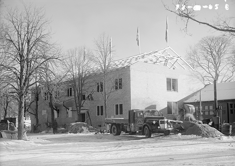 Nya beredskapsbaracken byggs på F 3 Malmen, vintertid, 1944. Exteriör ur två vinklar.