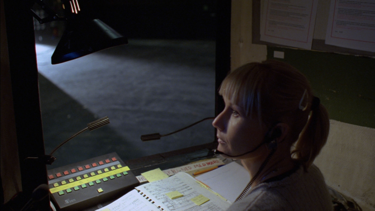 Ett av to filmprosjekter utført av to ulike kunstnere. 35mm film har en oppløsning som muliggjør arbeid og gode resultater med mørke opptak. Mye av arbeidet sceneteknikerne utfører skjer uten mye lys. Med oppløsningen og kvaliteten 35mm film har kan kunstneren fange den dunkle og mørke atmosfæren som er rundt scenen under forestilling. Lyden av scenearbeiderens handlinger vil være filmens bærende lydspor. Den danner strukturer av melodisk og rytmisk karakter som sammen med filmens klipperytme skaper dynamiske sammensetninger. På monitorer som scenearbeidere og inspisient vanligvis bruker til å få oversikt over hva som skjer på scenen, ønsker Furu å vise sekvenser fra sine dokumentasjonsopptak, av tidligere aktivitet i huset, byggets arkitektur og unike karakteristikk.

Filmene skal presenteres i en kunstkonstekst fristilt fra operahuset. KORO kan låne ut fremføringseksemplar av filmen for fremføring internt i Den Norske Opera & Ballett og til bruk i undervisning på universiteter og høgskoler.

Se hele fimen på https://youtu.be/JvHykiJM584