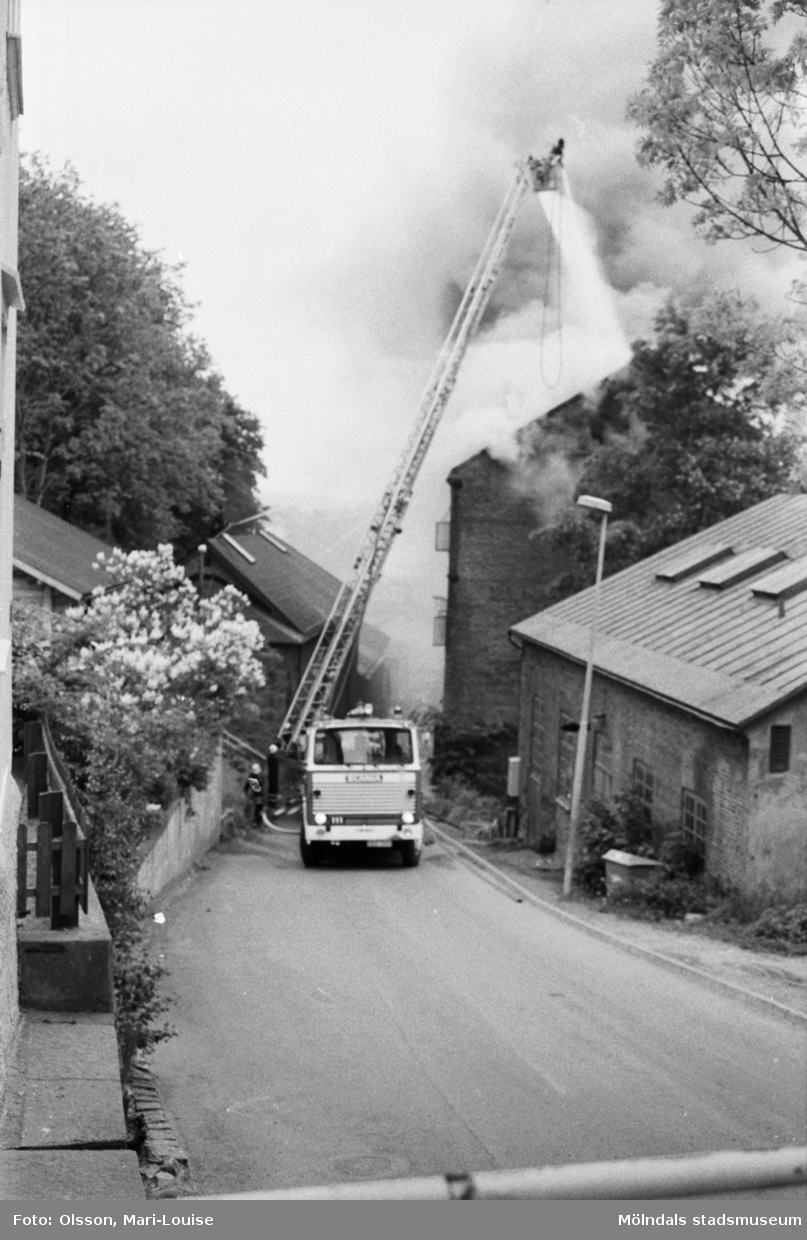 Soab-branden i Stora Götafors den 4 juni 1986. Branden bekämpas från brandbil som står på Götaforsliden.