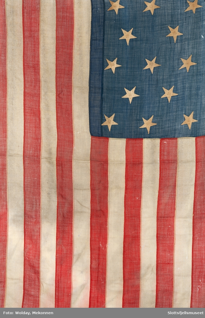 Flagg, USA. 13 hvite stjerner på blå bunn. Røde og hvite striper.