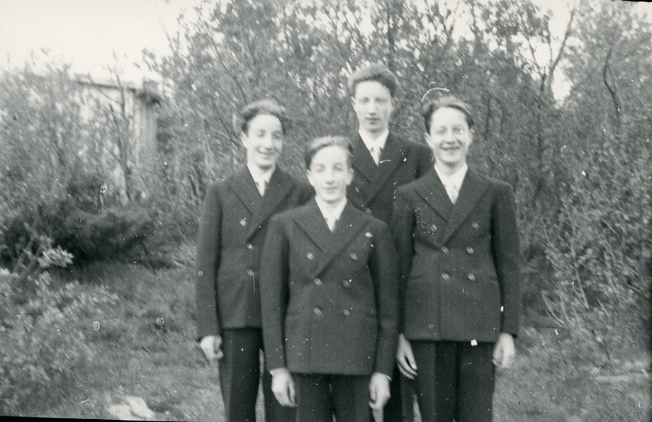 Fra venstre Ivar, Reidar Øystein og Olav Sørbø. "Fire brør som vart konfirmert samstundes" 