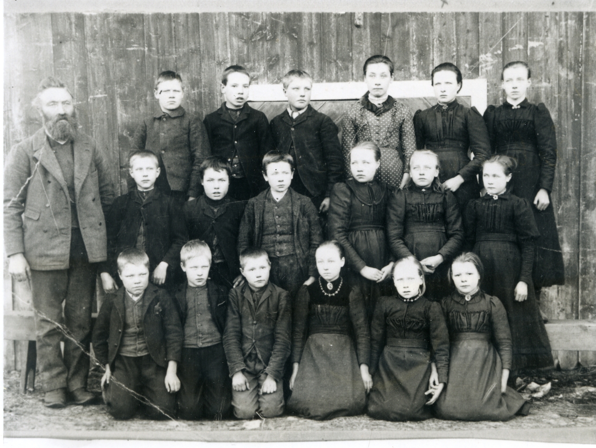 Gruppebilde av elever ved Skrautvål skole i Valdres, like før 1900