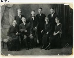 Gruppebilde av Torstein Rogne og hans familie.