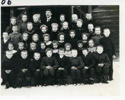 Gruppebilde fra Tollefsrud skole, Sør-Aurdal. Bildet er tatt