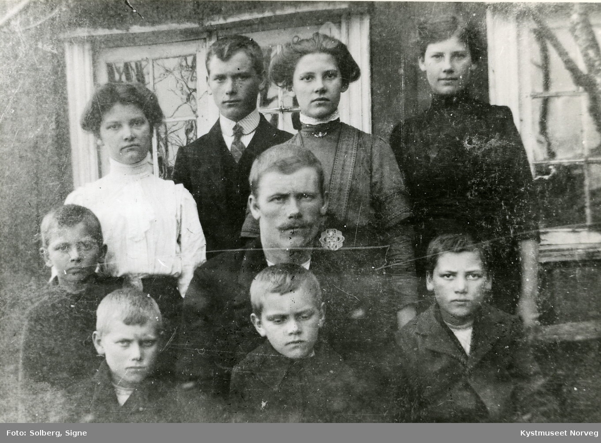 Fra venstre: Alfred, Ingjard og Hjalmar Holmen. 2. rekke fra venstre: Ragnvald og Arne Holmen. Bak fra venstre: Anna, Ingvald, Signe og Synnøve Holmen fra Vik i Flatanger