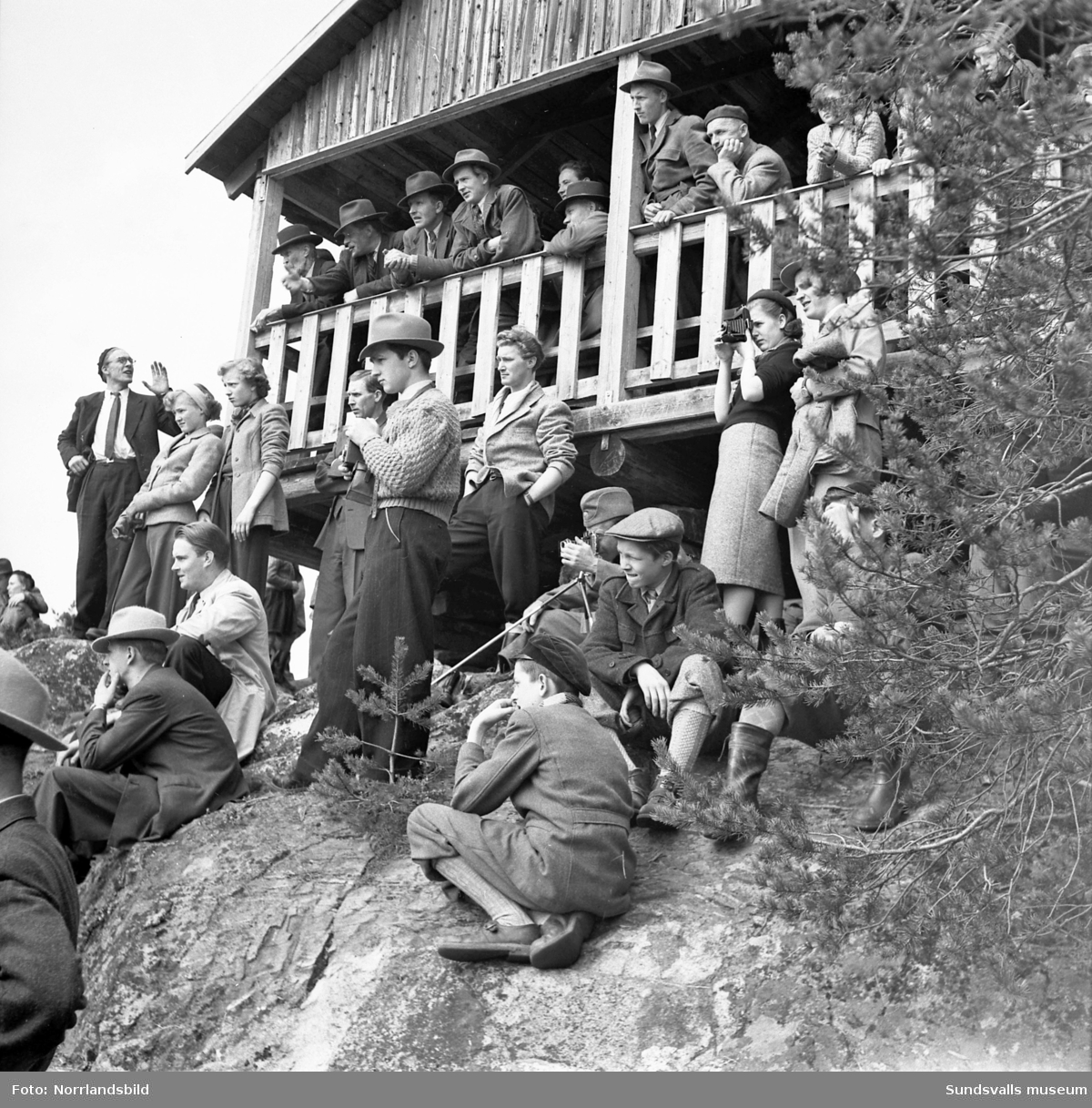 Reportagebilder av lindansaren Sture Källman, alias Max Morris, som gör ett avklädningsnummer på slak lina uppe på Multråberget i Sollefteå.