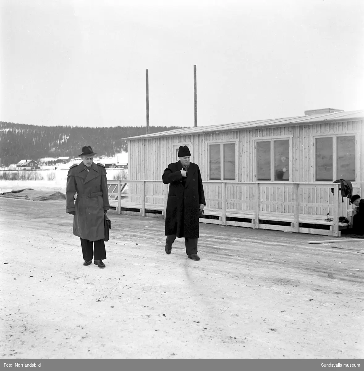 Funktionärerna förbereder anläggningarna inför Svenska Skidspelen i Kubenbacken och på Bergsåkers travbana.
