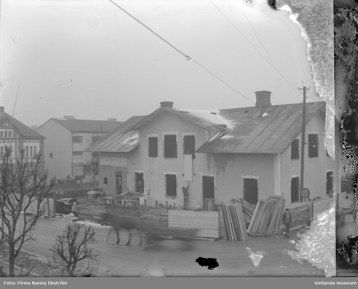 Börjar riva gamla hotellet i Vetlanda, fotot taget i början av april 1936