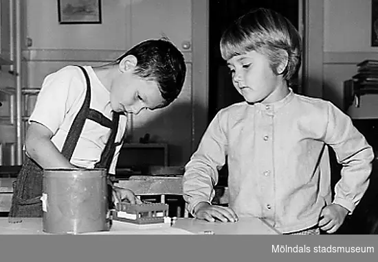 Två pojkar som leker med lego vid Holtermanska daghemmet 1953.