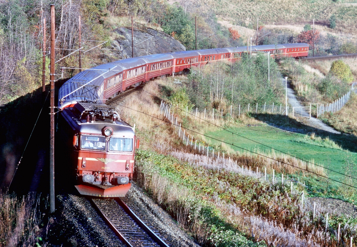 Ekspresstog 42 "Dovreekspressen" med NSB elektrisk lokomotiv type El 14 og vogner type 5. Toget fører restaurantvogn samt vogner av 1. og 2. klasse.