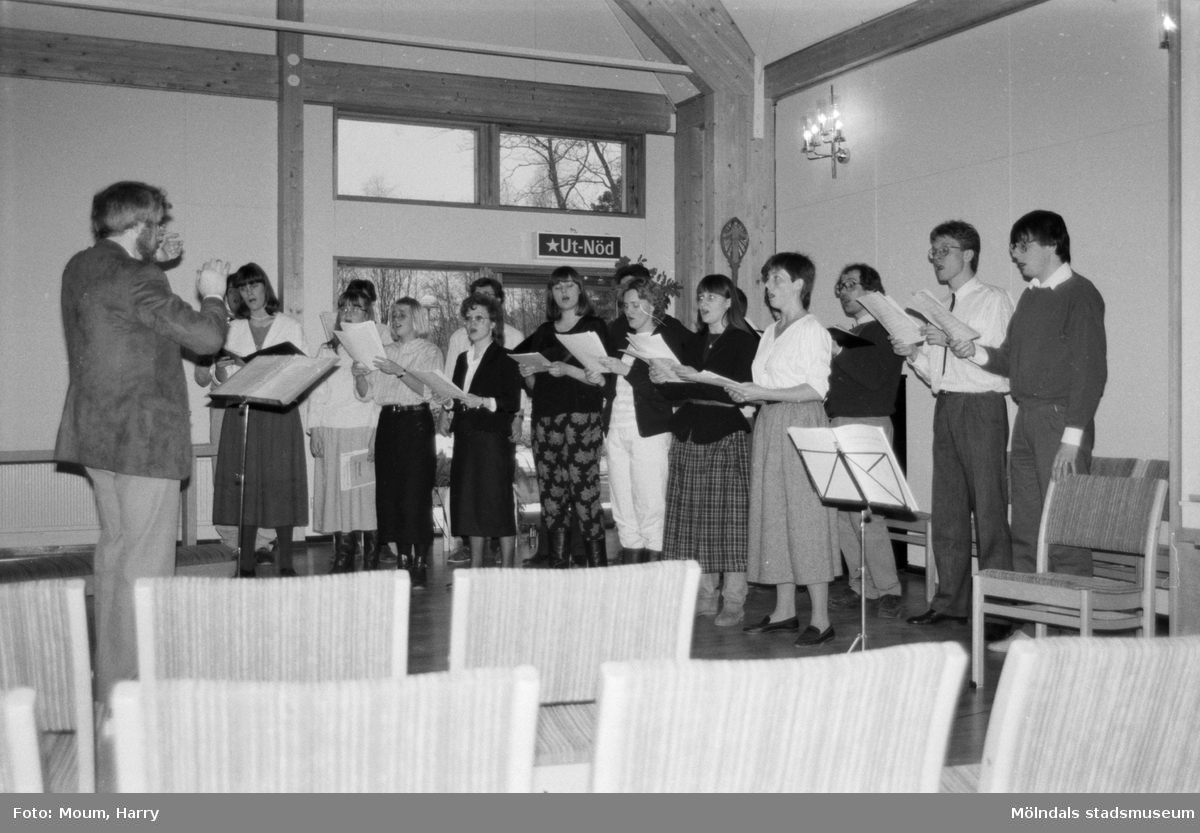 Mölndals vokalensemble har konsert i Apelgårdens kyrka i Kållered, år 1985. "Mölndals Vokalensamble bjöd på stämningsfull konsert."

För mer information om bilden se under tilläggsinformation.
