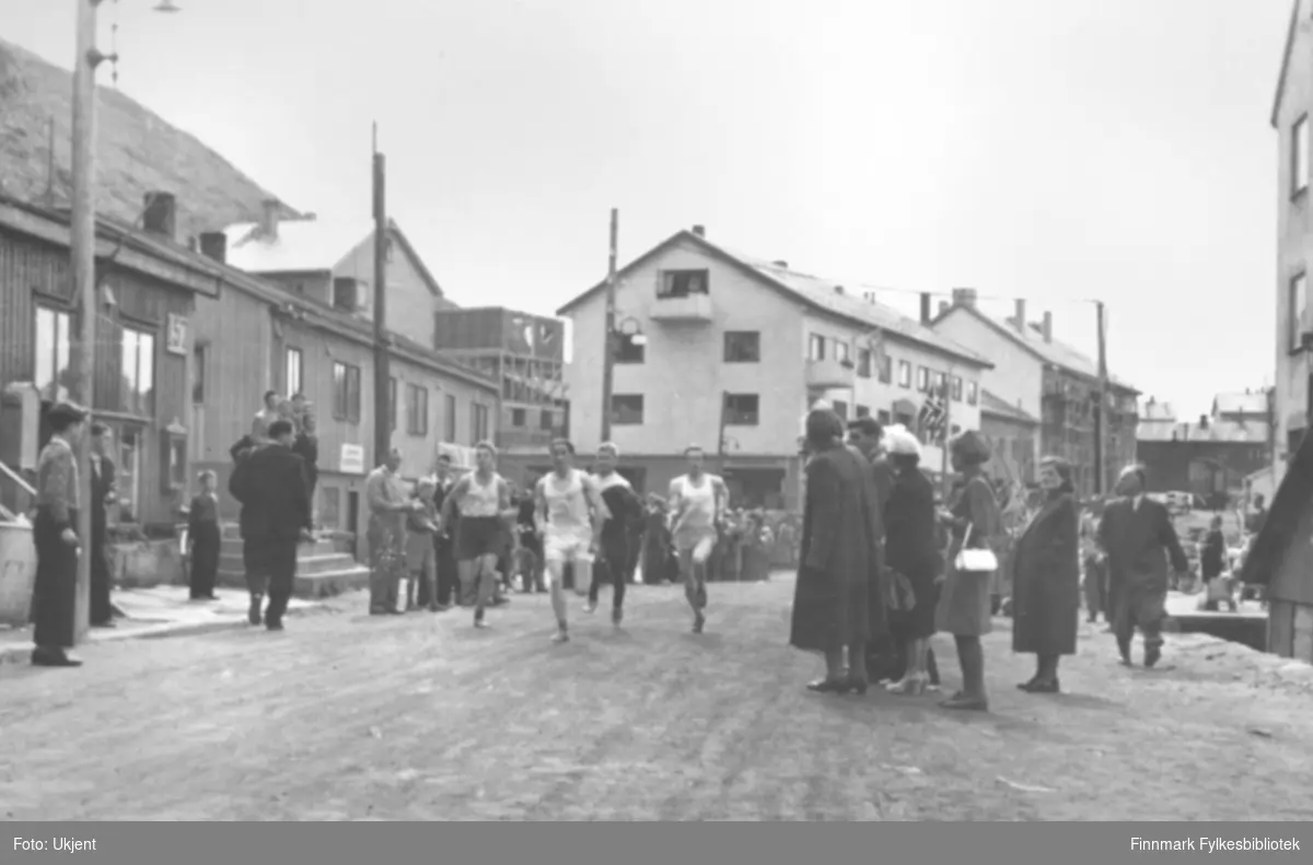 "Fra starten i Hammerfest-stafetten i 1954, til høyre Per Bjørgan, Vadsø Turn, som vant stafetten!" Foto: ukjent.