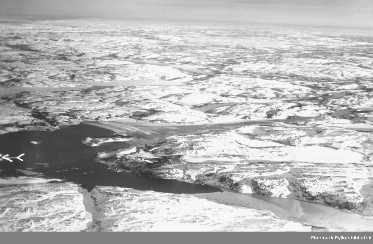 Flyfoto av den indre del av Bøkfjorden med Kirkenes i 1935.  Bak flybildet er det blitt skrevet informasjon. Foto: Garnisonsvingen, lnt. Bodin. Klokkeslett: 14:50, Kamera: Zeiss.