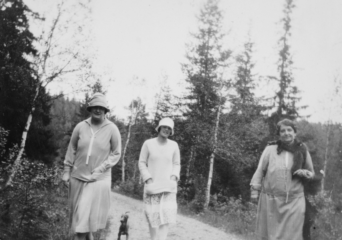 Medlemmer av Thams-familien på spasertur ved Storbuan i Meldal.