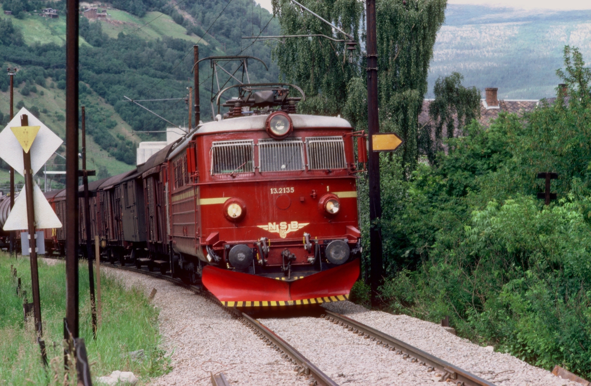 Godstog 5282 kjører ut fra Otta stasjon, med NSB elektrisk lokomotiv El 13 2135.