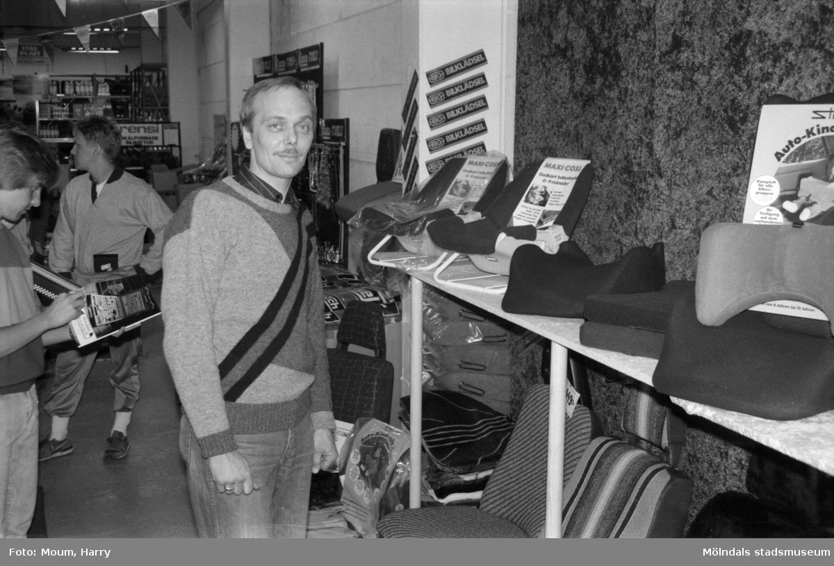 Mölndals Bilutrustning AB öppnar ny butik i Kållered, år 1985. "Ingemar Johansson är föreståndare vid den nya affären."

För mer information om bilden se under tilläggsinformation.