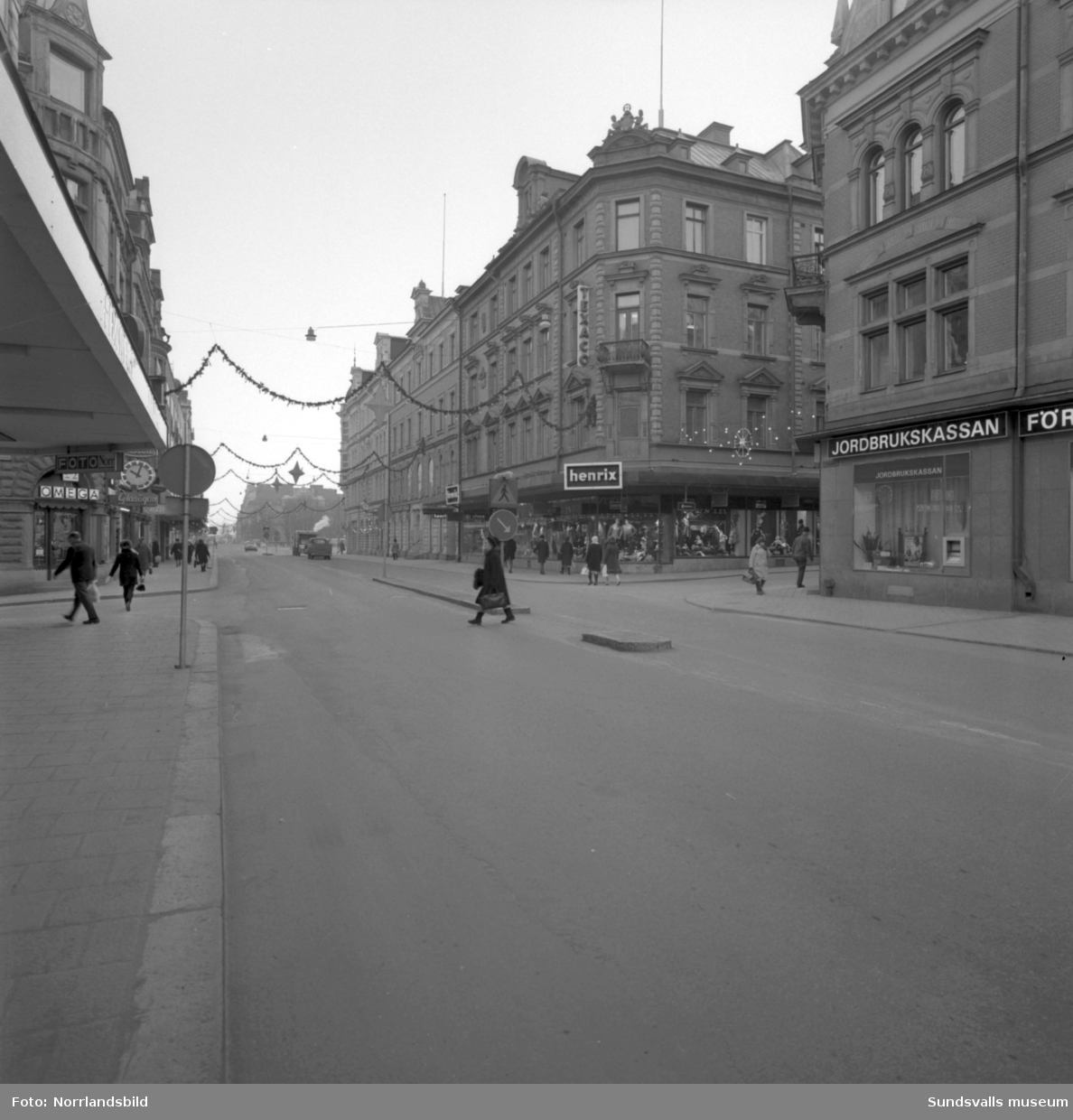 Kvarteret Nyttan fotograferat från de fyra gathörnen Storgatan-Thulegatan-Kyrkogatan-Torggatan. (Béves-Henrix-Nya Saluhallen-?)
