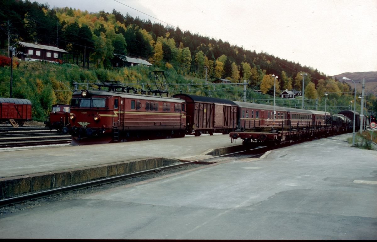 Tog 351, Oslo - Åndalsnes i spor 2 på Dombås stasjon med NSB elektrisk lokomotiv El 13 2124.